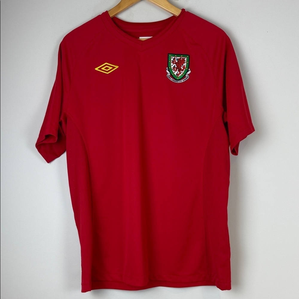 Wales 2010 - 2011 Home Jersey - Umbro Football Kit, Size Large